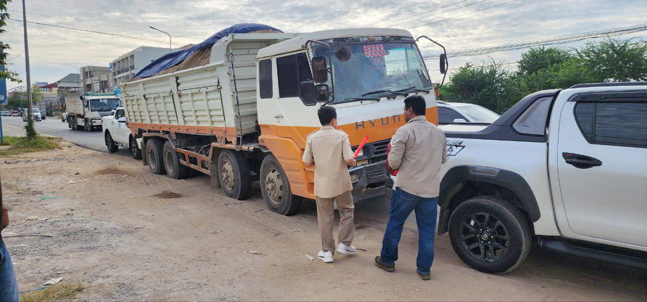 រូបភាពមន្ត្រីជំនាញចុះពិនិត្យយាយន្តដឹកលើសទម្ងន់។ ប្រភព៖ ក្រសួងសាធារណការ និងដឹកជញ្ជូន