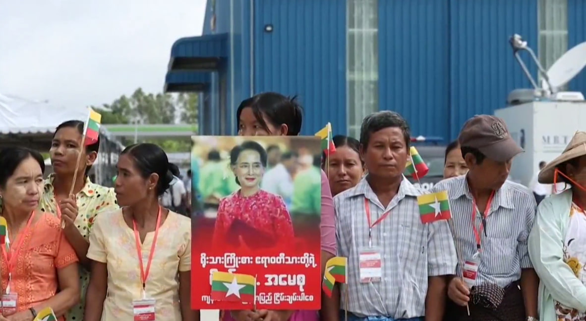 អ្នកគាំទ្រកាន់រូបលោកស្រី អ៊ុងសាន ស៊ូជី