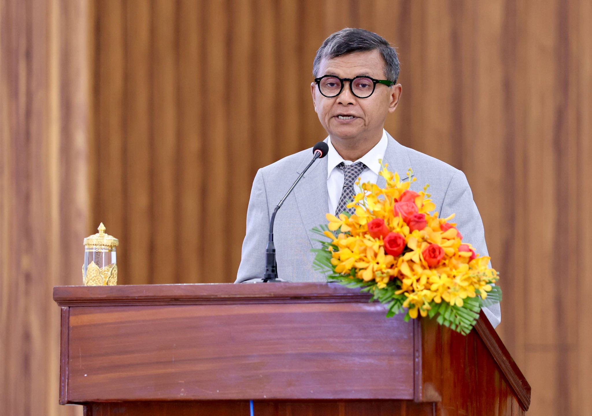 លោកឧបនាយករដ្ឋមន្រ្តី ហង់ ជួនណារ៉ុន រដ្ឋមន្រ្តីក្រសួងអប់រំ