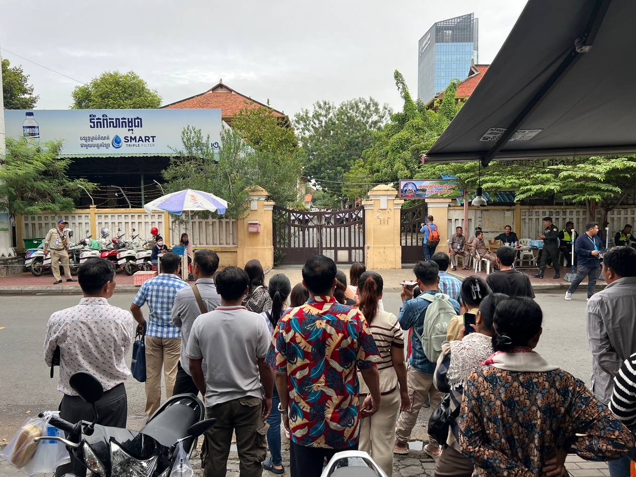 រូបភាព៖ មាតាបិតា អាណាព្យាបាល សិស្សានុស្សិសកំពុងរងចាំកូនដែលចូលប្រឡងបាក់ឌុប(៨ តុលា ២០២៤)