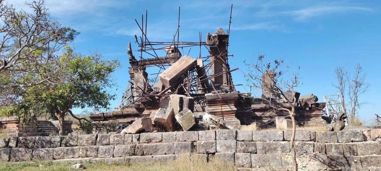 ប្រសាទព្រះវិហារ ក្រោយពេលយោធាថៃទម្លាក់គ្រាប់បំផ្លាញ។