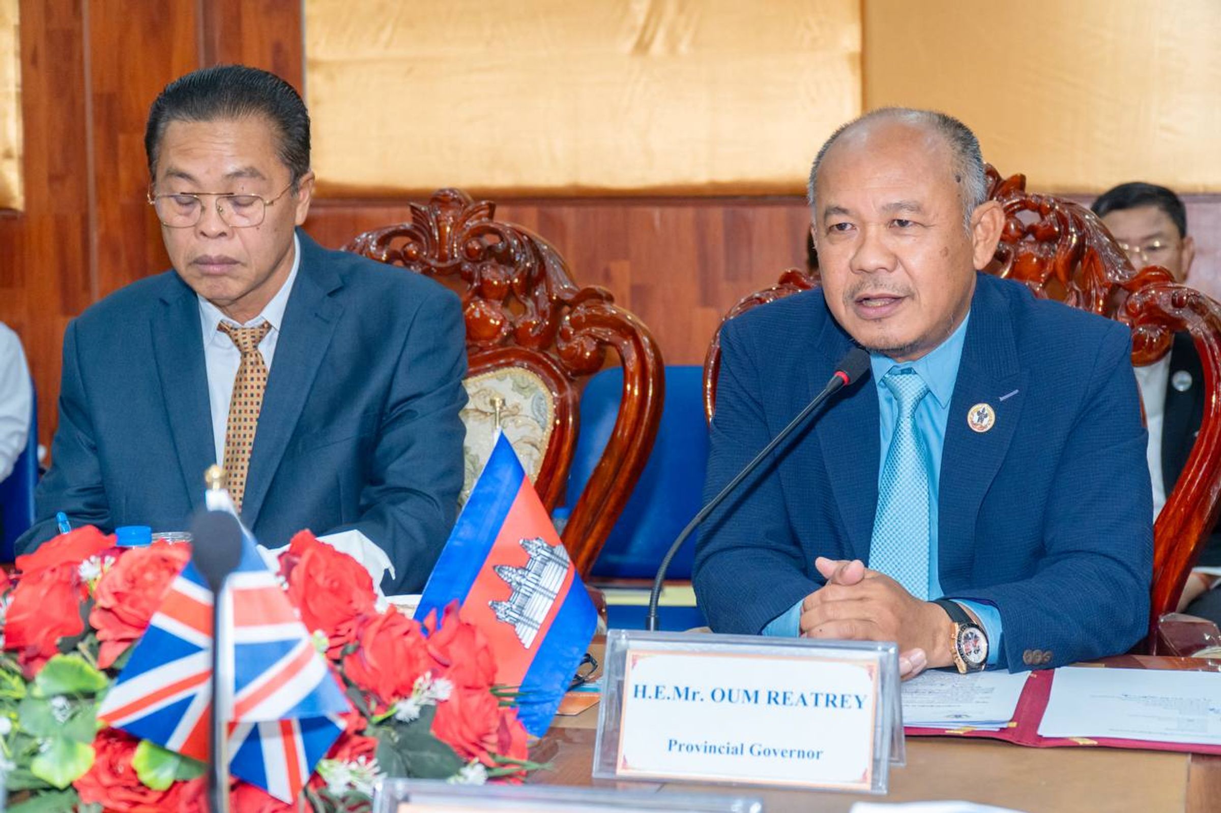 លោក អ៊ុំ រាត្រី អភិបាលខេត្តបន្ទាយមានជ័យ ក្នុងជំនួបជាមួយ&nbsp;លោក ដូមីនីក វិលលៀមស៍ ឯកអគ្គរដ្ឋទូតចក្រភពអង់គ្លេសប្រចាំកម្ពុជា។&nbsp;