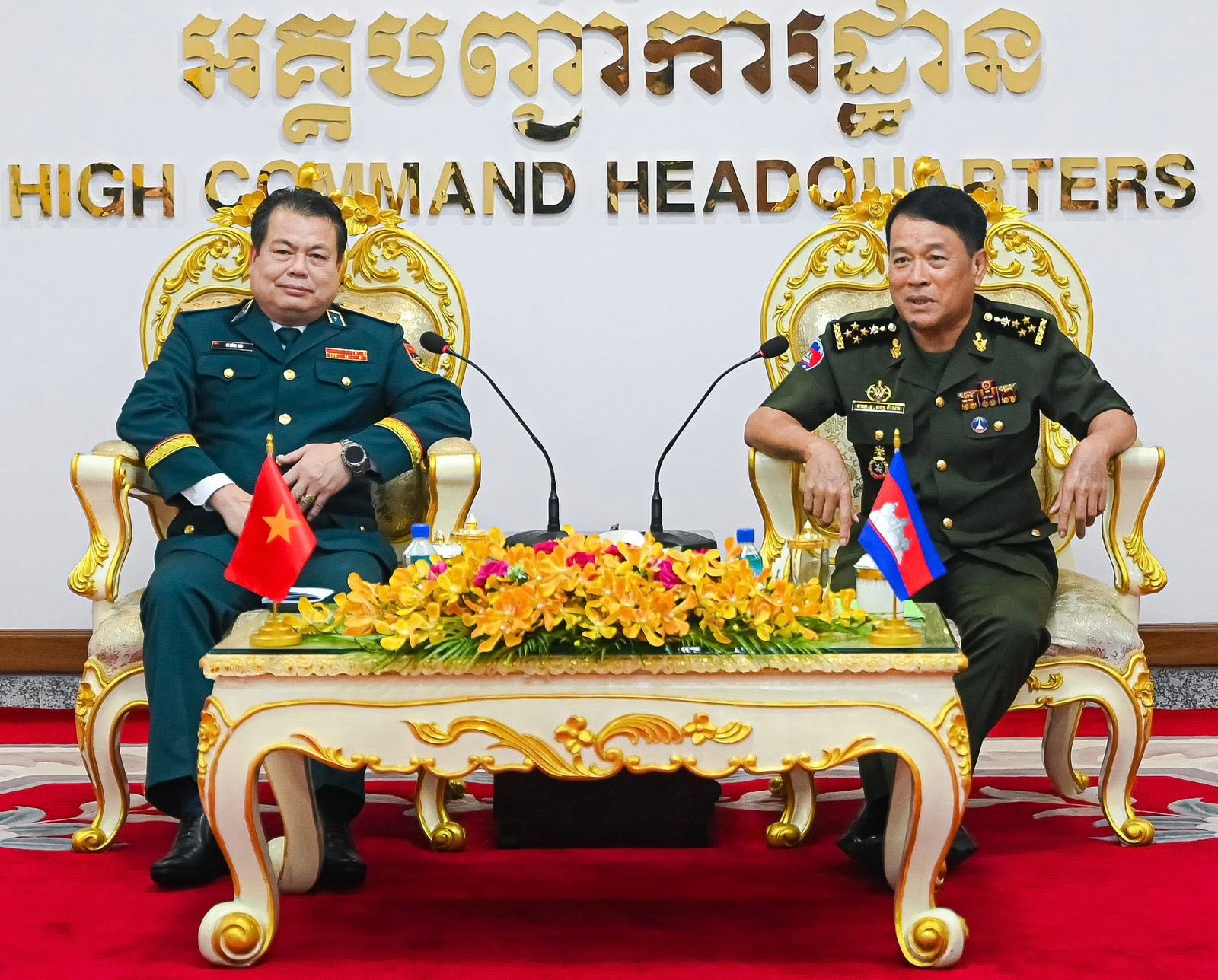 លោកឧត្តមសេនីយ៍ទោ វូ ហុងសឺន&nbsp;(VŨ HỒNG SƠN) និង លោកនាយឧត្តមសេនីយ៍ វង្ស ពិសេន&nbsp;មេបញ្ជាការនៃកងយោធពលខេមរភូមិន្ទកម្ពុជា នៅរាជធានីភ្នំពេញ