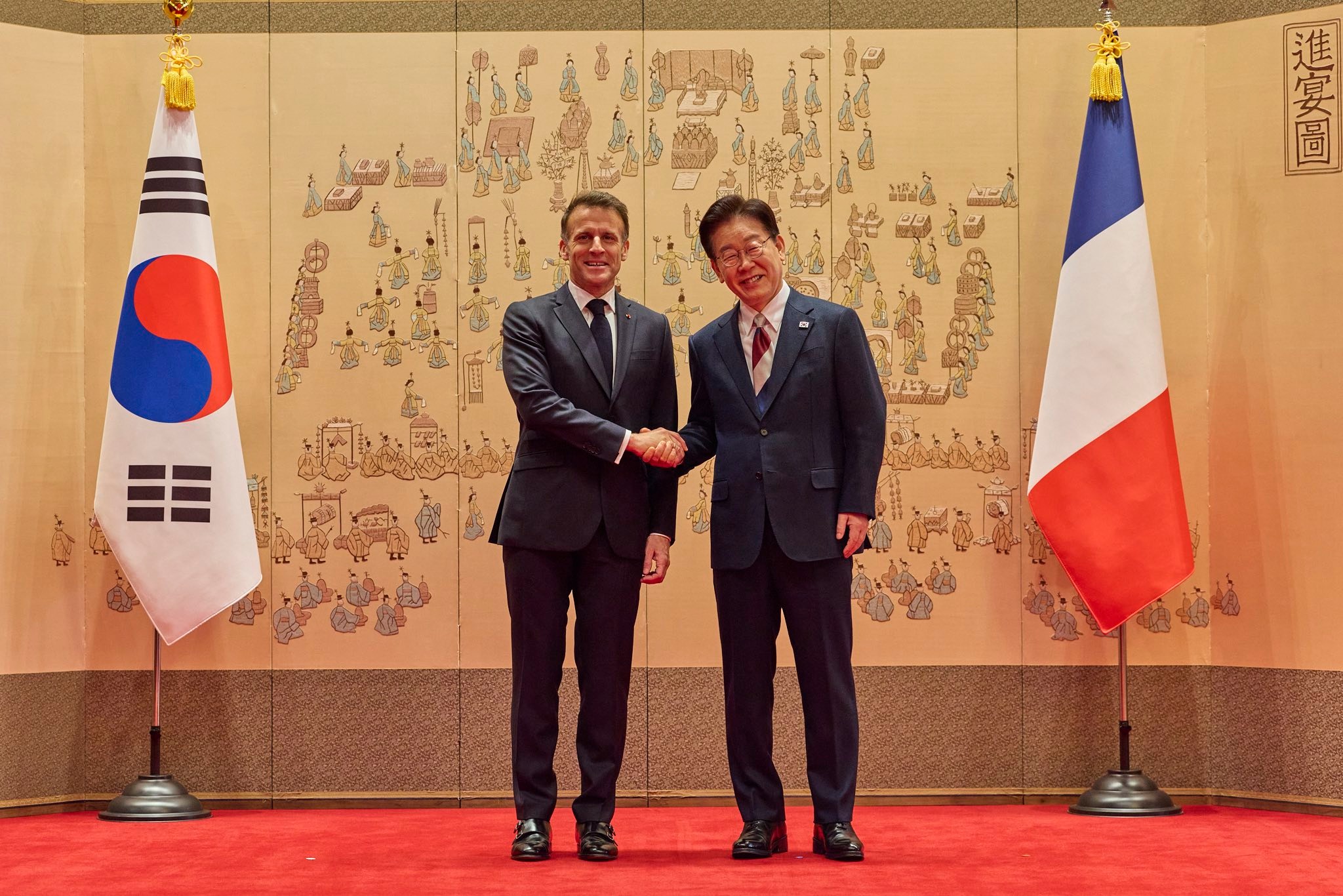 លោក អេម៉ានូអែល ម៉ាក្រុង (ឆ្វេង) និងលោក លី ជេម្យុង