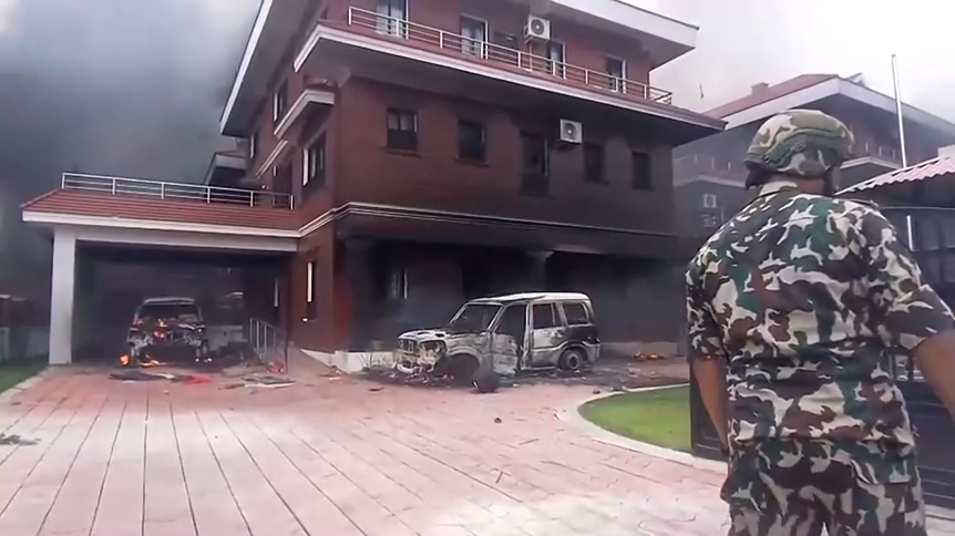 ផ្ទះ និងរថយន្តរបស់រដ្ឋមន្រ្តី និងមន្រ្តីជាន់ខ្ពស់ ត្រូវក្រុមបាតុករដុត។