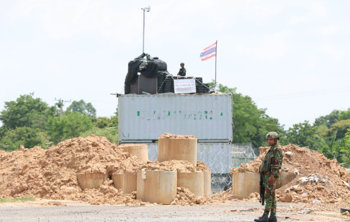 កងទ័ពកម្ពុជា ឈរពីមុខប៉មថៃ ដែលធ្វើក្នុងដីកម្ពុជា