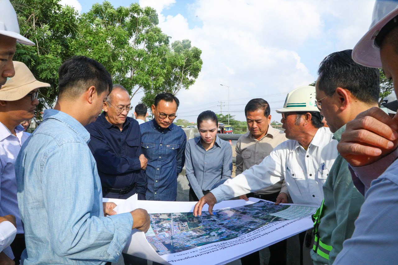 មន្រ្តីក្រសួងសាធារណការ កំពុងពិនិត្យវឌ្ឍនភាពការងារ គម្រោងវិនិយោគបន្ទាន់លើហេដ្ឋារចនាសម្ព័ន្ធលូ និងប្រព័ន្ធរំដោះទឹកសម្រាប់បញ្ចៀសការជន់លិចនៅភូមិសាស្ត្ររាជធានីភ្នំពេញ។