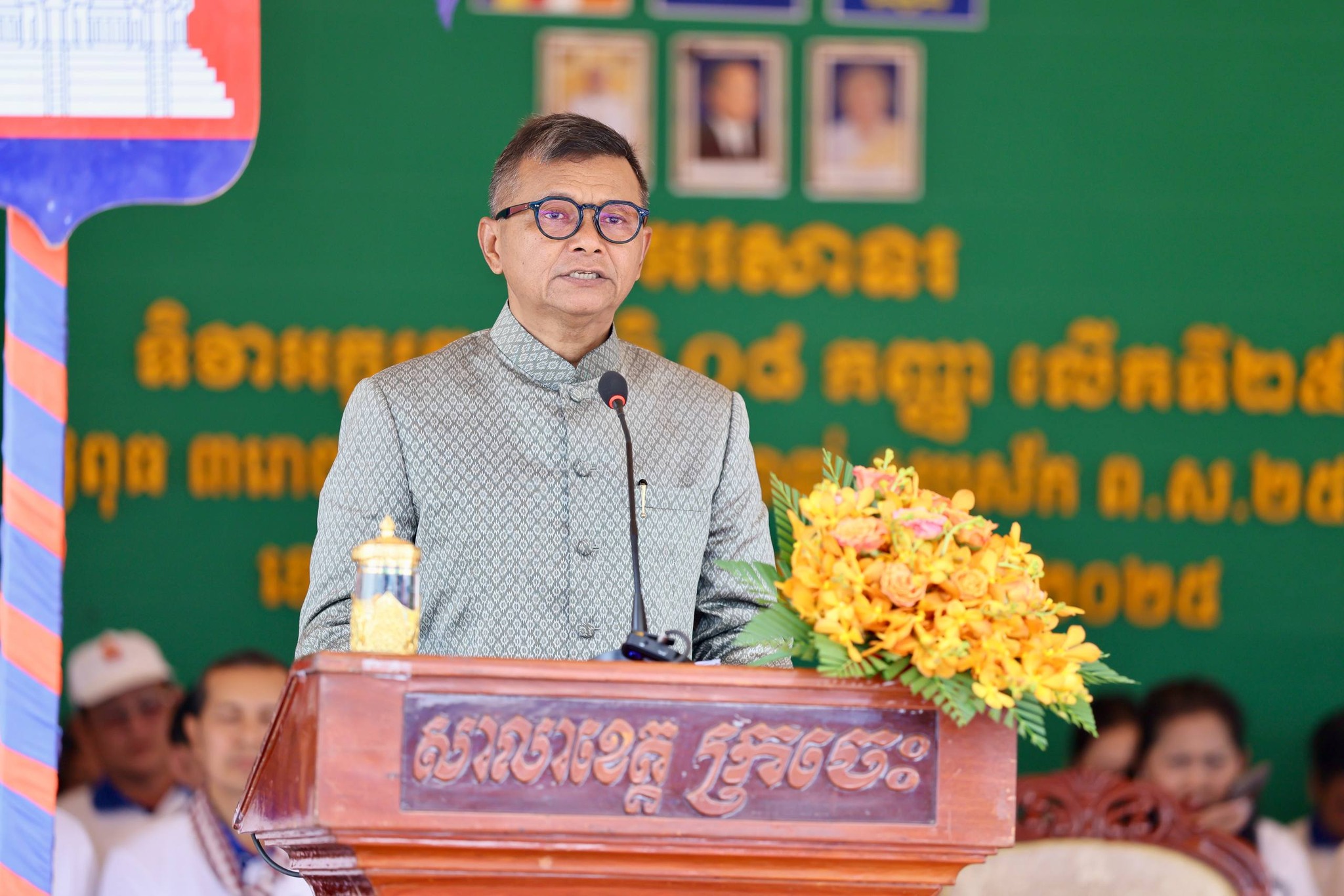 លោកឧបនាយករដ្ឋមន្ត្រី ហង់ជួន ណារ៉ុន រដ្ឋមន្ត្រីក្រសួងអប់រំ យុវជន និងកីឡា