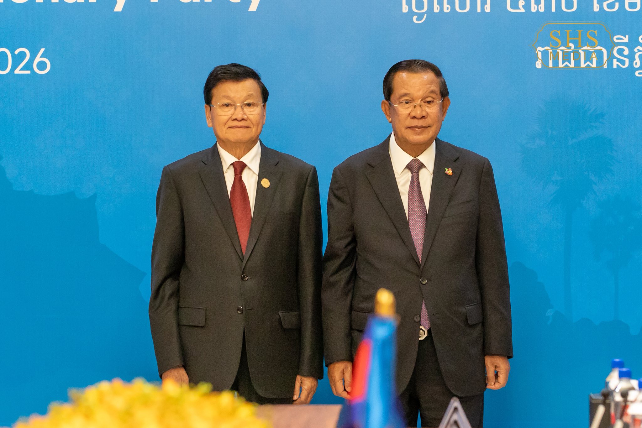 សម្ដេចតេជោ ហ៊ុ សែន ប្រធានព្រឹទ្ធសភាកម្ពុជា និងជាប្រធានគណបក្សប្រជាជនកម្ពុជា និងលោក ថងលុន ស៊ីសុលីត អគ្គលេខាធិការបក្សប្រជាជនបដិវត្តន៍ឡាវ។