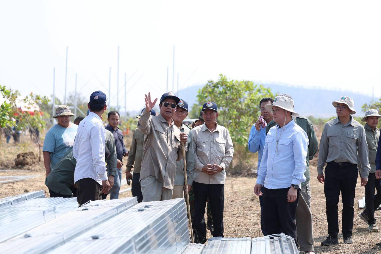 ការសាងសង់ជម្រកបណ្តោះអាសន្ន ជូនពលរដ្ឋភៀសសឹកខេត្តឧត្តរមានជ័យ។ រូបភាព៖ គណៈកម្មាធិការជាតិគ្រប់គ្រងគ្រោះមហន្តរាយ