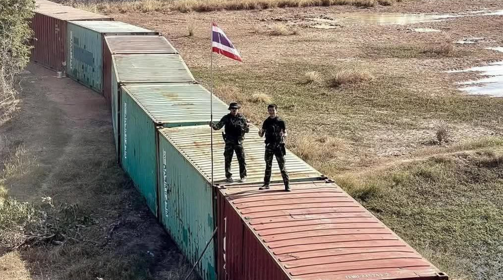 យោធាឈ្លានពានថៃដាក់ទូកុងតឺន័រនិងឡើងដោតទង់ជាតិខ្លួនស្ថិតក្នុងដីកម្ពុជា។