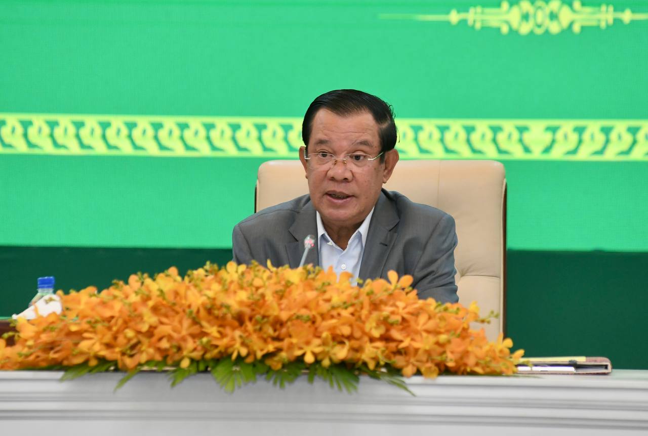 សម្តេចតេជោ ហ៊ុន​ សែន នាយករដ្ឋមន្ត្រីនៃកម្ពុជា&nbsp;ក្នុងពិធីសំណេះសំណាលជាមួយប្រតិភូកីឡាអាស៊ានប៉ារ៉ាហ្គេម នៅថ្ងៃទី៦ កក្កដា ឆ្នាំ២០២២។