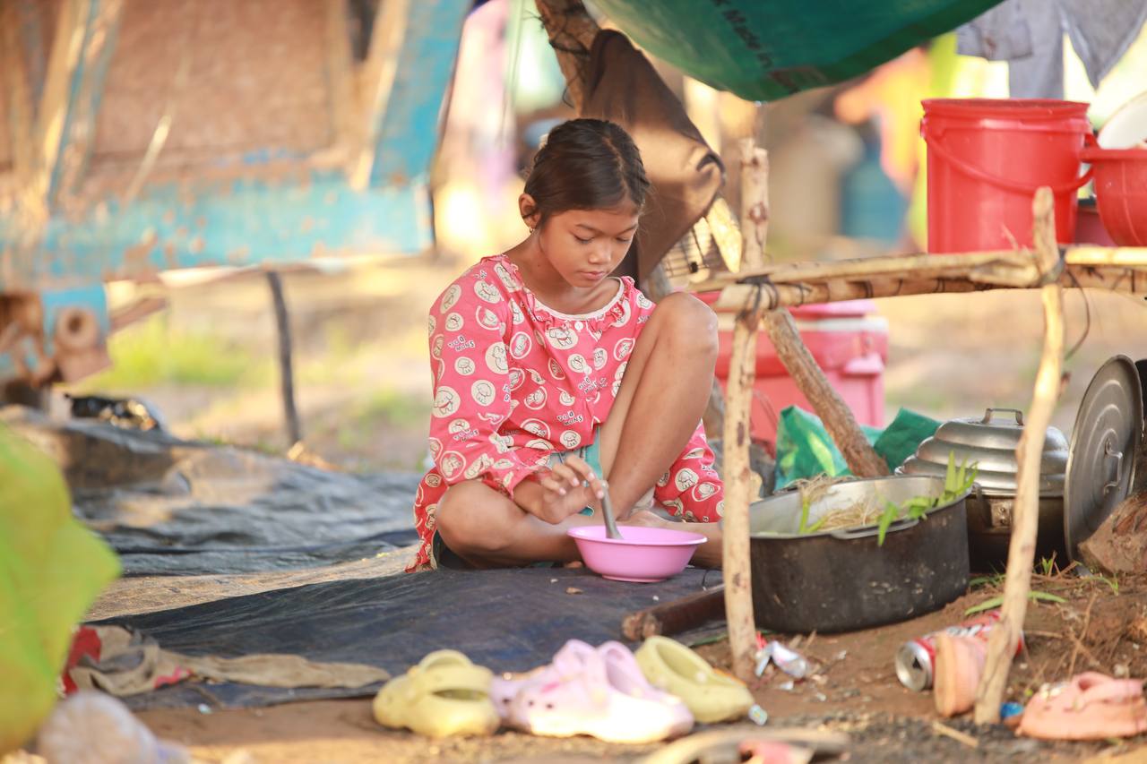 កុមាររងគ្រោះតាមបណ្តោយព្រំដែនកម្ពុជា-ថែ កំពុងភៀសសឹកនៅជំរំសុវត្ថិភាព។ ប្រភព៖មន្ទីរព័ត៌មានខេត្តព្រះវិហារ៕