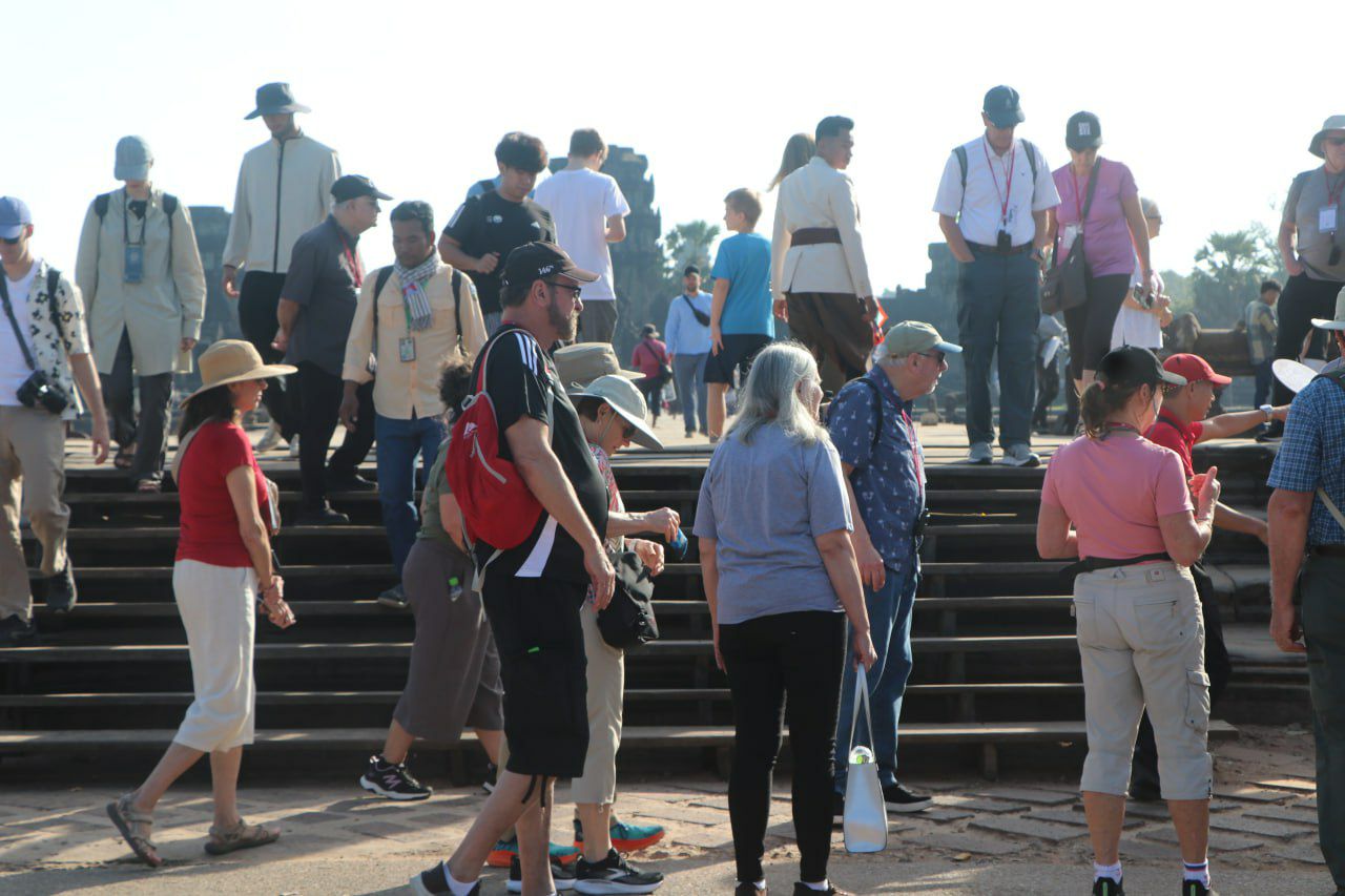 ភ្ញៀវទេសចរបរទេសមកកម្សាន្តនៅតំបន់រមណីយដ្ឋានអង្គរ