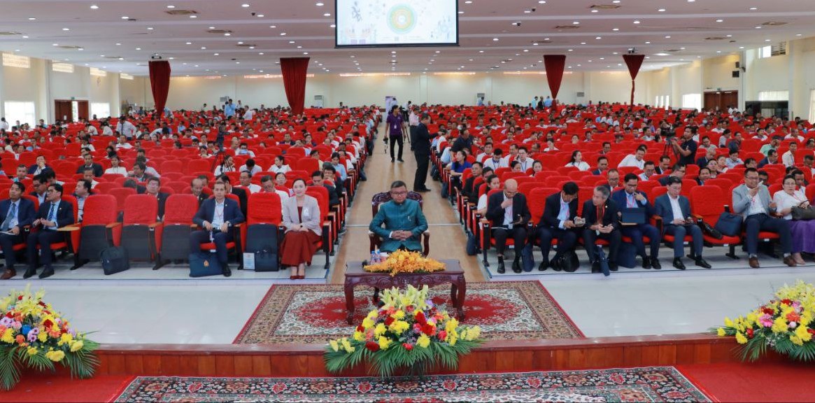 លោក ហង់ជួន ណារ៉ុន ធ្វើជាអធិបតីក្នុងសន្និបាតបូកសរុបការងារវិស័យអប់រំ នៅព្រឹកថ្ងៃទី២៦ ខែកុម្ភៈ ឆ្នាំ២០២៥ (រូបពីក្រសួងអប់រំ)។&nbsp;