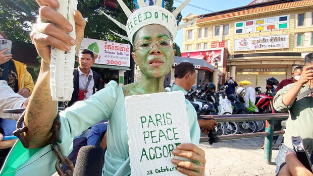 កញ្ញា សេង ធារី ស្ថិតនៅមុខសាលាដំបូងរាជធានីភ្នំពេញ&nbsp;