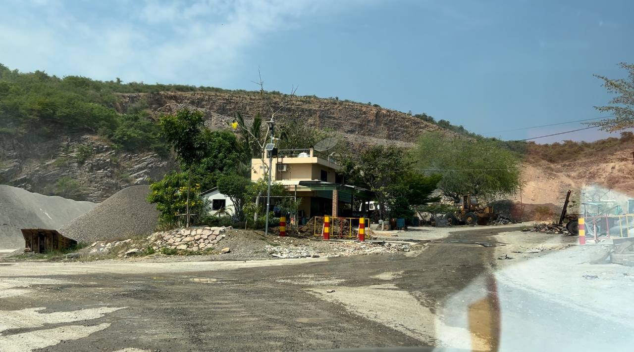 ស្ថានីយត្រួតពិនិត្យរថយន្តដឹកជញ្ជូនថ្មធ្វើអាជីវកម្មចេញ-ចូល