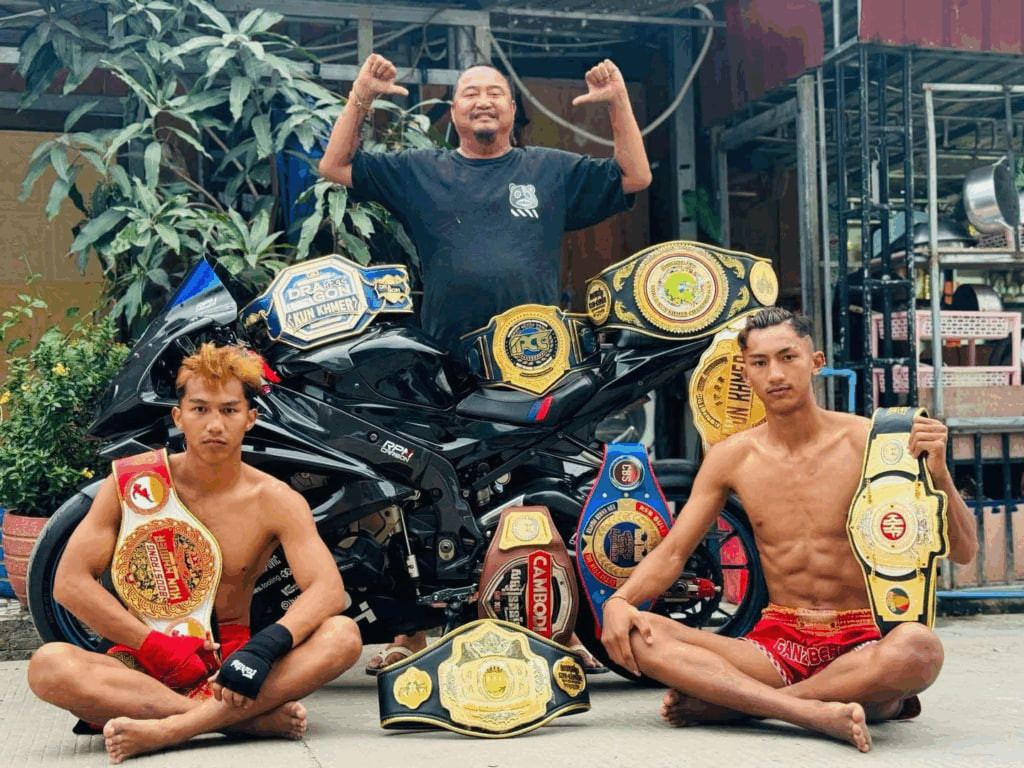 កីឡាករ ម៉ឺន មេឃា (អេ វីរខាំឈិតភូថង) និងកីឡាករ អេ អាំម៉ារីន ភូថង