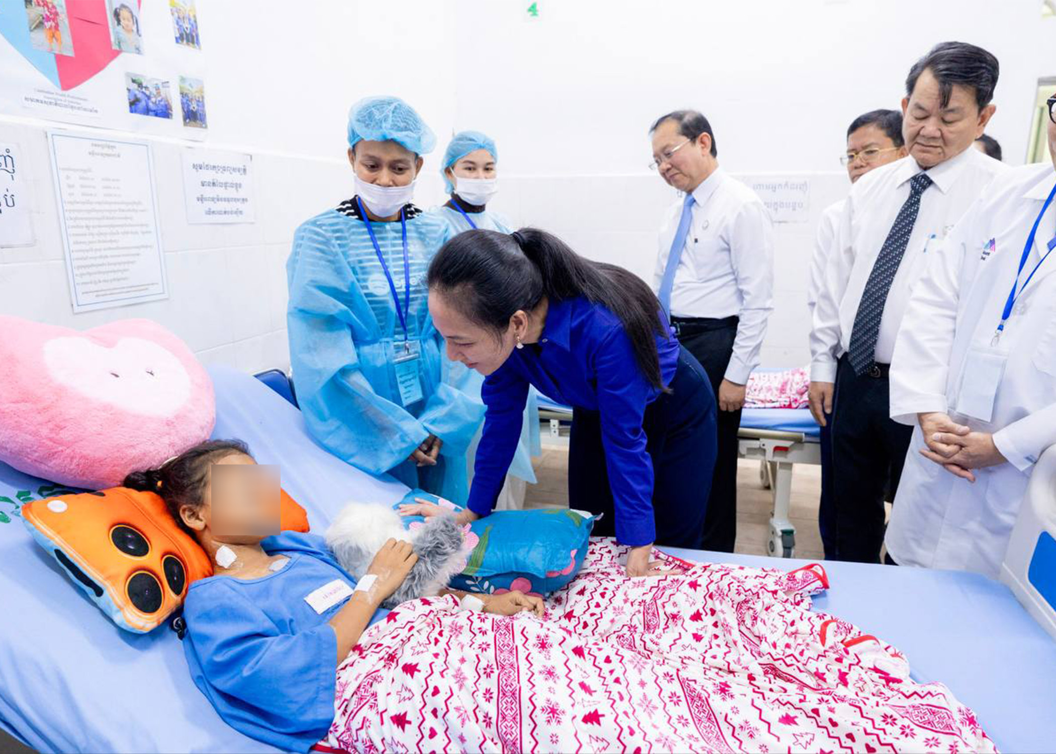 លោកជំទាវបណ្ឌិត ពេជ ចន្ទមុន្នី ចុះពិនិត្យវឌ្ឍនភាពគម្រោងវះកាត់បេះដូងកុមារ។ រូបភាព៖ សម្តេចធិបតី ហ៊ុន ម៉ាណែត