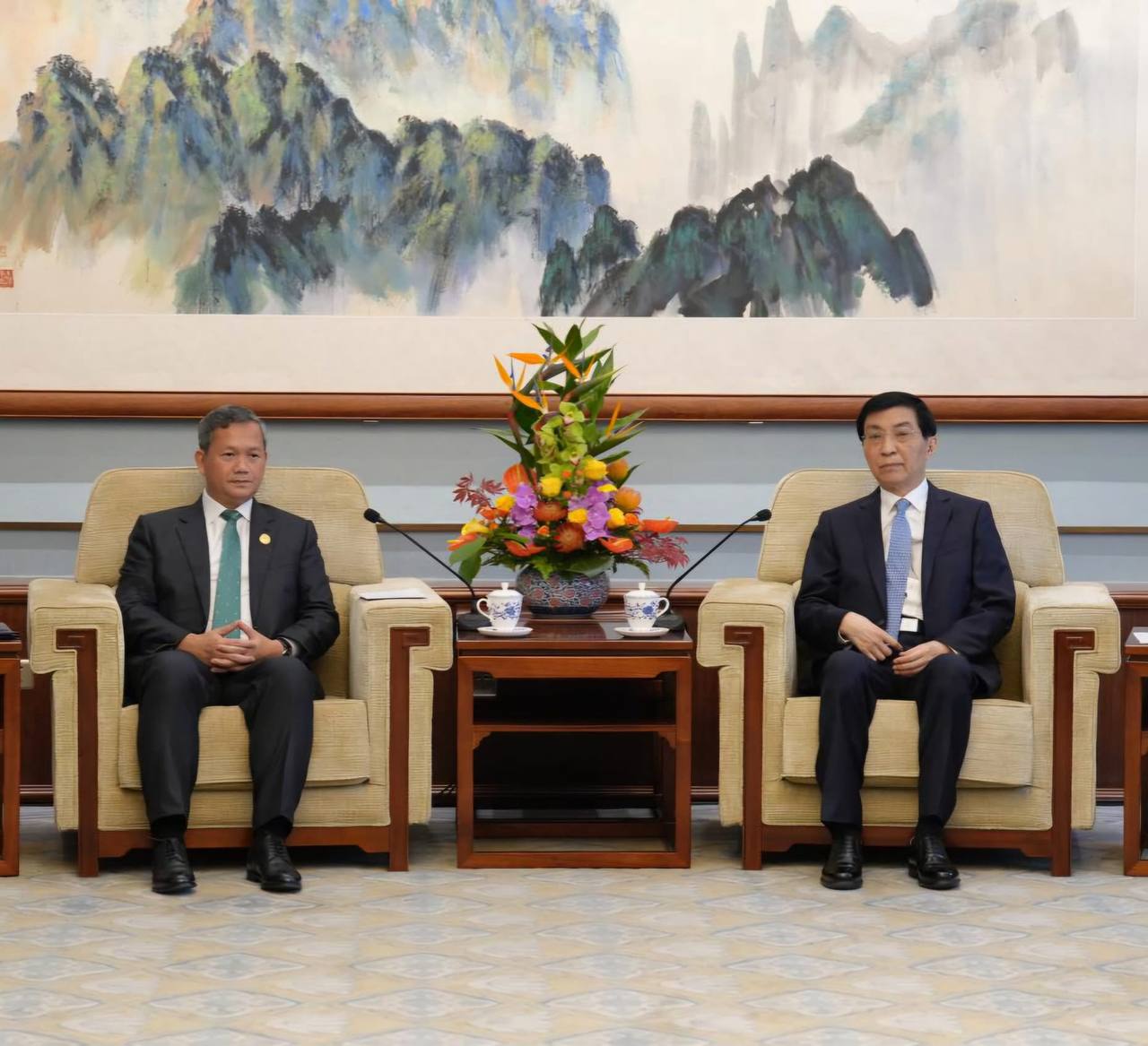 សម្តេចធិបតី ហ៊ុន ម៉ាណែត នាយករដ្ឋមន្ត្រី និង លោក វ៉ាង ហូនឹង (Wang Huning)&nbsp;ប្រធានសភាប្រឹក្សានយោបាយប្រជាជនចិន។