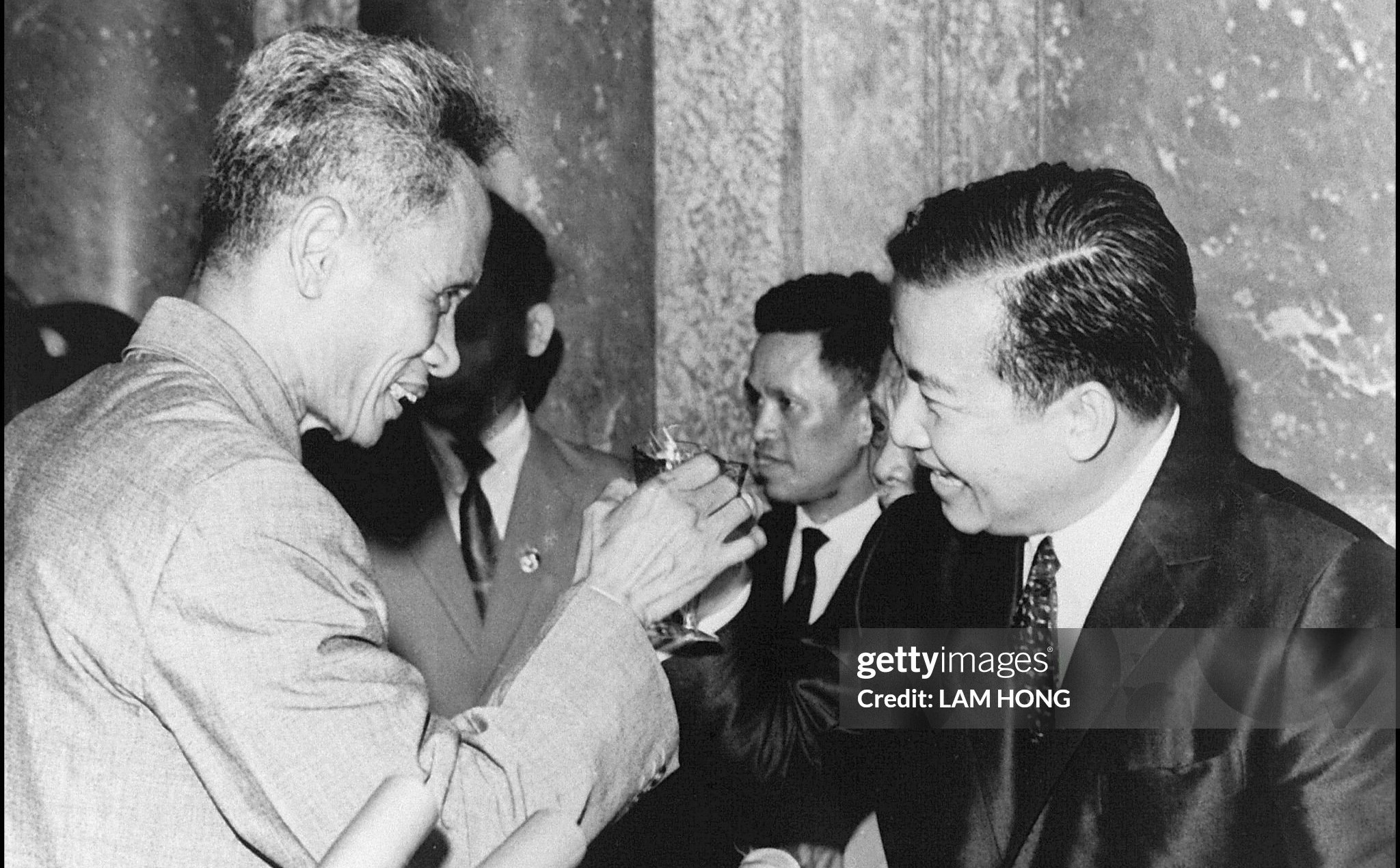 សម្តេចព្រះបាទ នរោត្តម សីហនុ ជួបលោក ផាន វ៉ាន់ដុង នាយករដ្ឋមន្រ្តីវៀតណាម នៅទីក្រុងហាណូយ កាលពីឆ្នាំ១៩៧០។&nbsp;