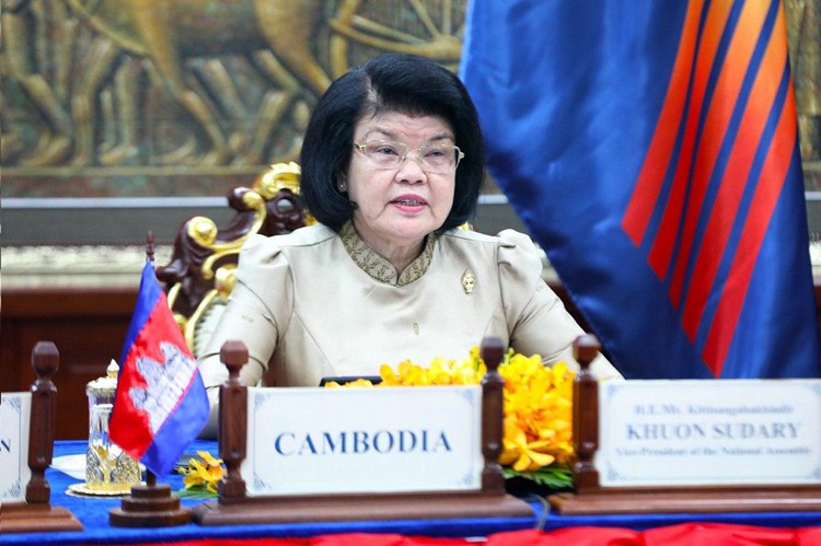 សម្តេចមហារដ្ឋសភាធិការធិបតី ឃួន សុដារី ប្រធានរដ្ឋសភានៃកម្ពុជា