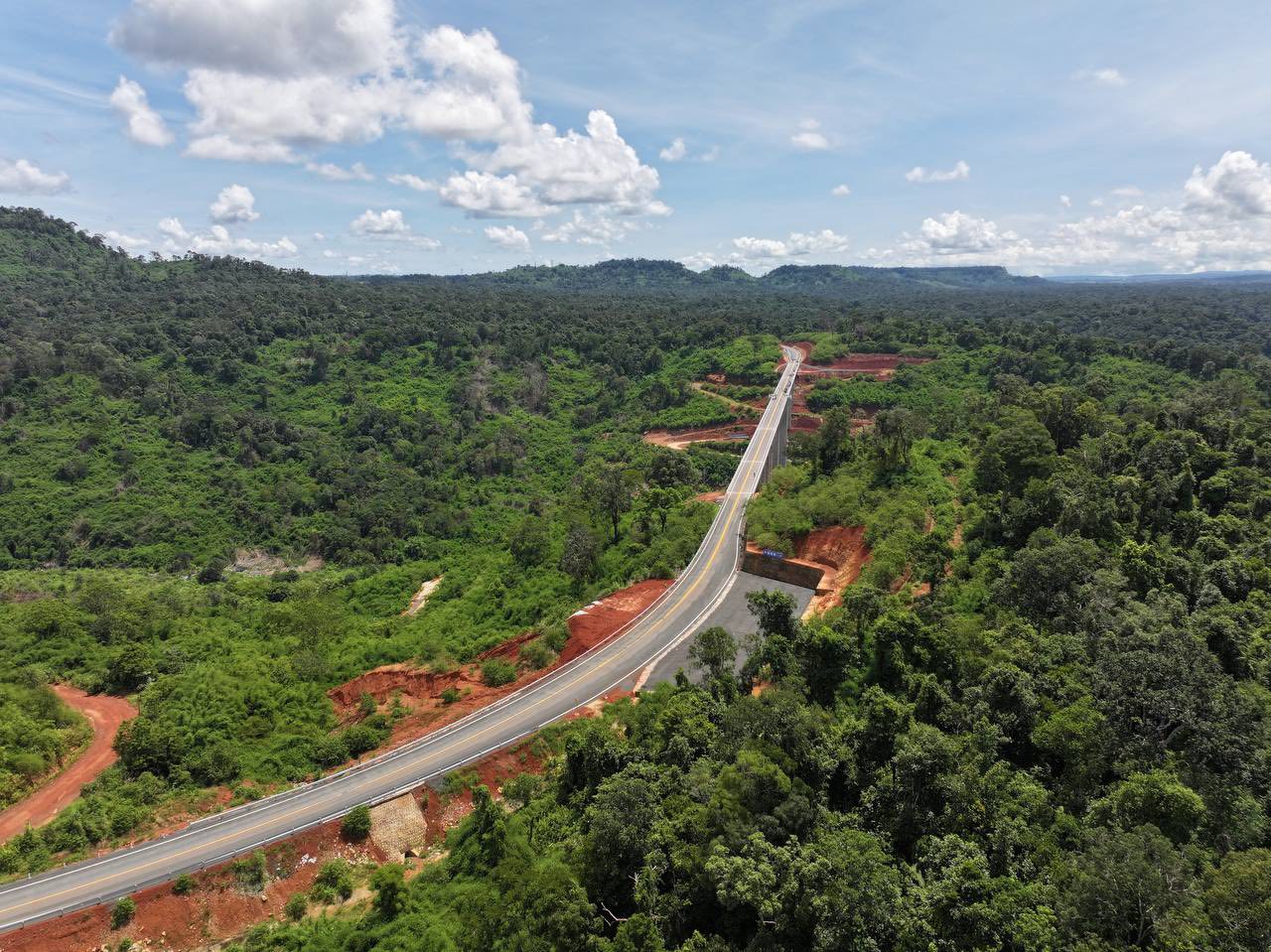 ស្ពានលេខ២៨ ជាស្ពានខ្ពស់ជាងគេនៅកម្ពុជា នៃគម្រោងសាងសង់ផ្លូវជាតិលេខ១០ ដែលត្រូវបានសម្ដេចធិបតី ហ៊ុន ម៉ាណែត ប្រសិទ្ធនាមថាជា «ស្ពានតេជោសន្តិភាពឫស្សីជ្រុំ»។