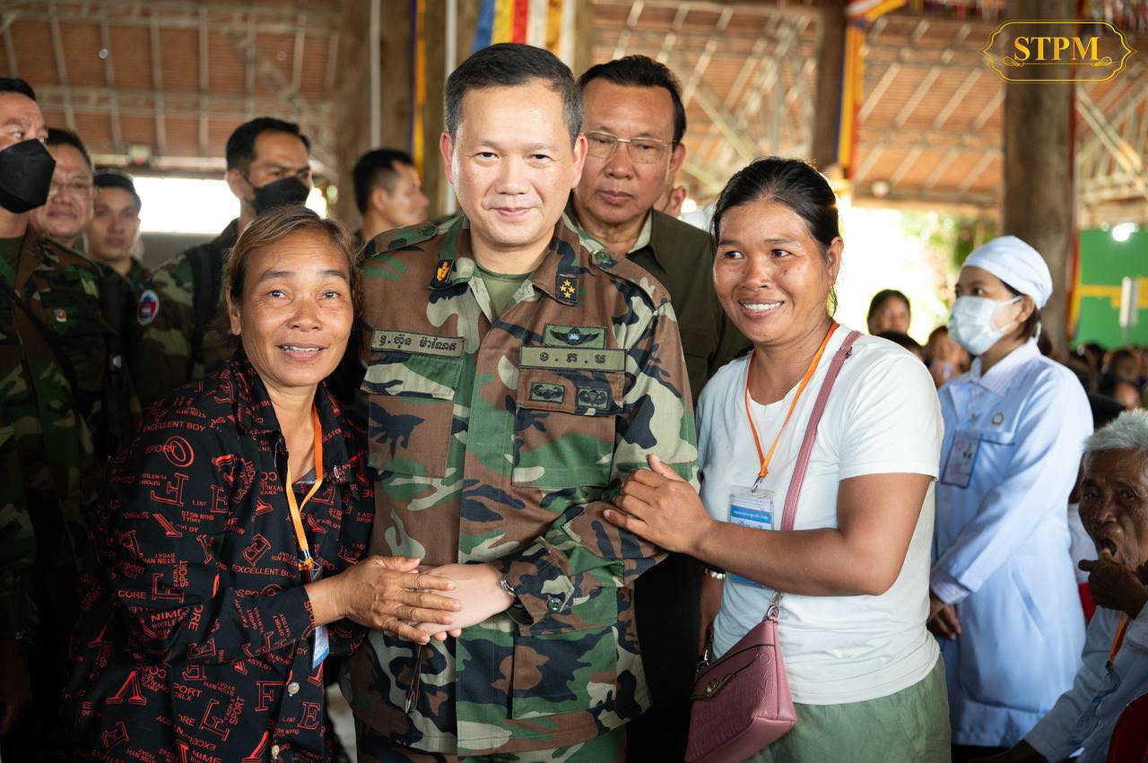សម្តេចនាយករដ្ឋមន្ត្រី ហ៊ុន ម៉ាណែត ចុះសួរសុខទុក្ខ ពលរដ្ឋទាំង១២៨២គ្រួសារដោយផ្ទាល់នៅទីតាំង«វត្តពោធិ៍៥០០០ដើម»។