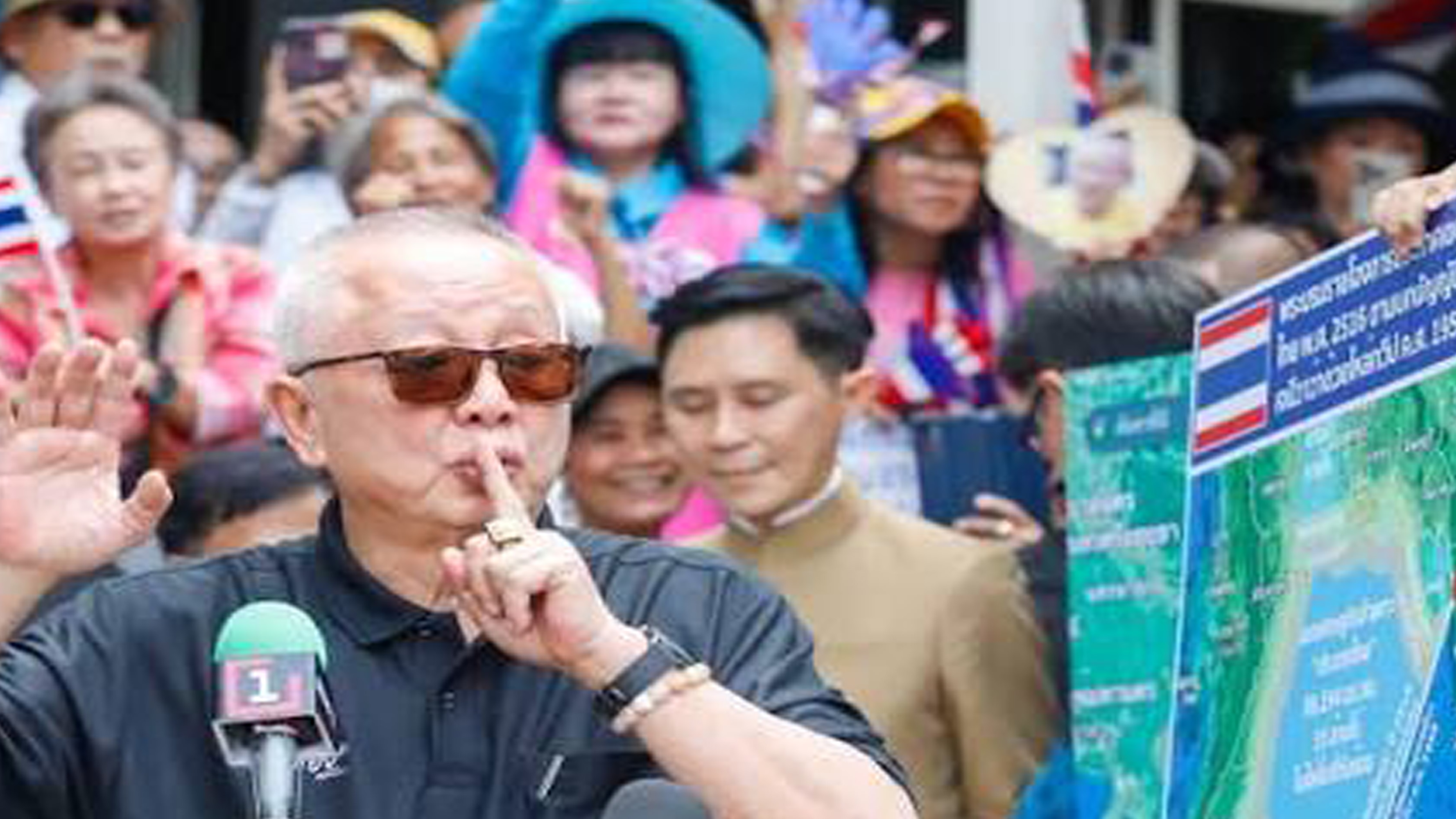 លោក សន្ធិ លីមថងគុល (สนธิ ลิ้มทองกุล) មេដឹកនាំក្រុមបាតុករអាវលឿង