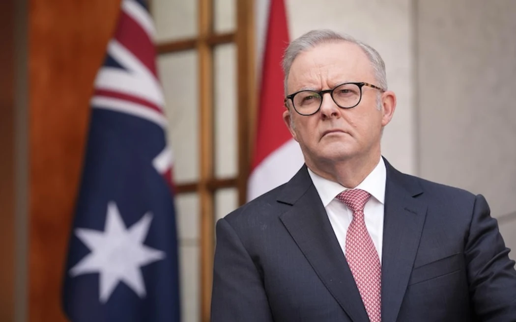 លោក អេនថូនី អាលបានីស