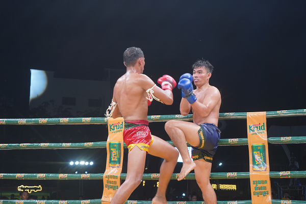 ឡុង សុភី (ក្រហម) និងកីឡាករឡាវ ស៊ីធឿន ស៊ីរ៉ាវុធ (ខៀវ)