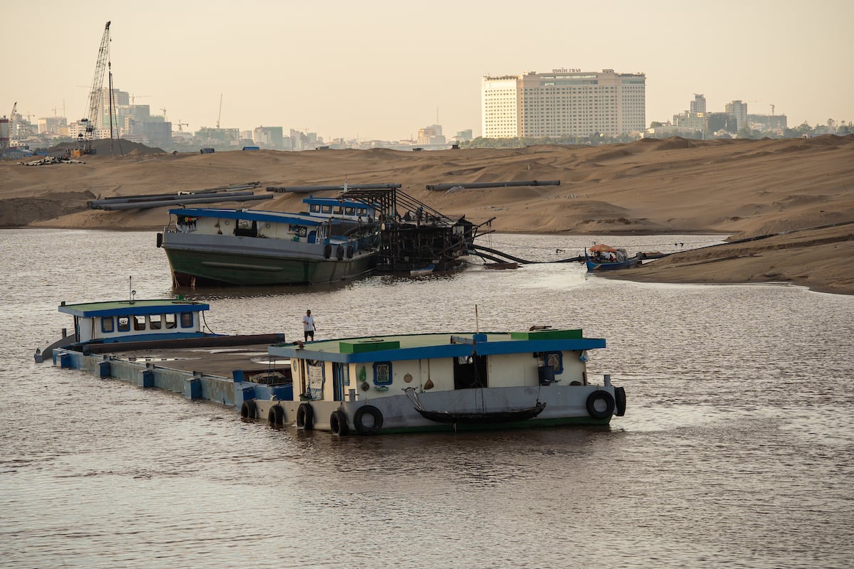 វៀតណាមចង់ទិញខ្សាច់ពីកម្ពុជា សម្រាប់គម្រោងសាងសង់ផ្លូវល្បឿនលឿន