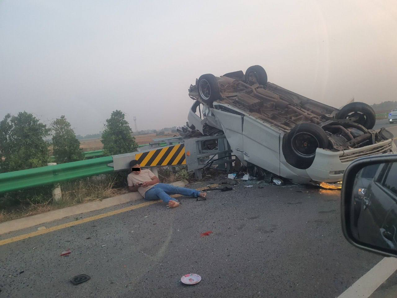 រូបភាពរថយន្តរបស់ជនរងគ្រោះបន្ទាប់ពីបានក្រឡាប់លើផ្លូវល្បឿនលឿន កាលពីថ្ងៃទី៧ ខែកុម្ភៈ ឆ្នាំ២០២៤។ ប្រភព៖ FB