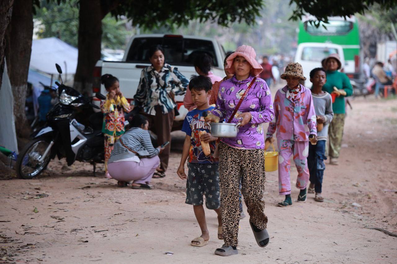 ពលរដ្ឋខ្មែរត្រូវបានជម្លៀសទៅរកកន្លែងសុវត្តិភាពដោយសារការវាយប្រហាររបស់យោធាថៃ