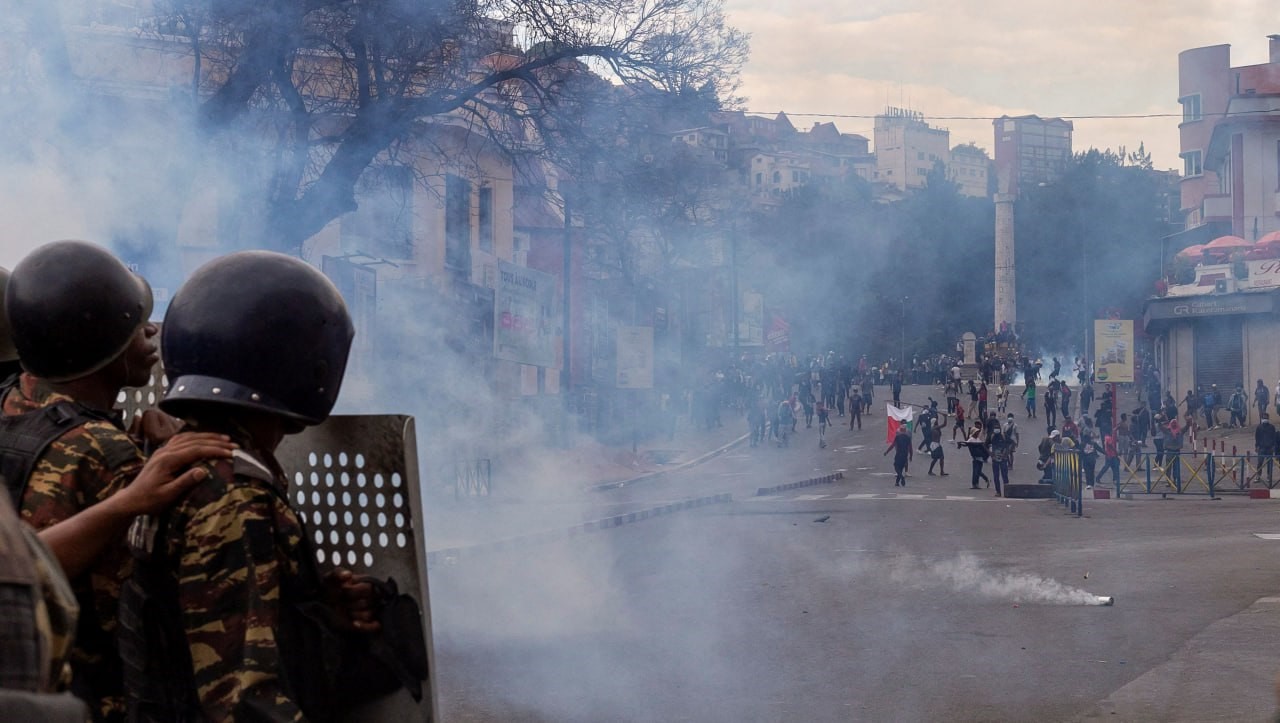 កងកម្លាំង និងក្រុងយុវជនជាបាតុករ