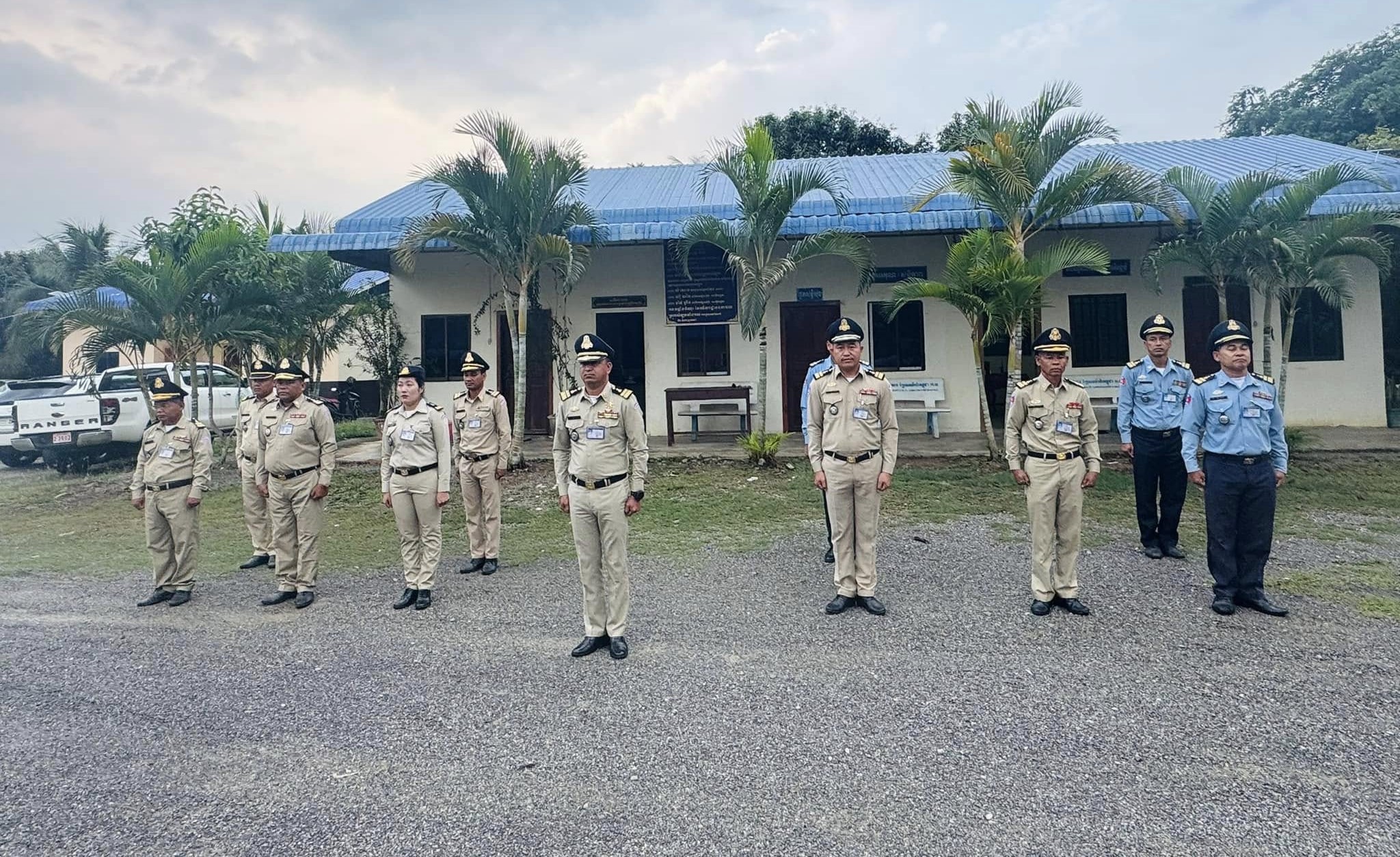 ប៉ូលិសស្រុកសំឡូតគោរពទង់ជាតិ