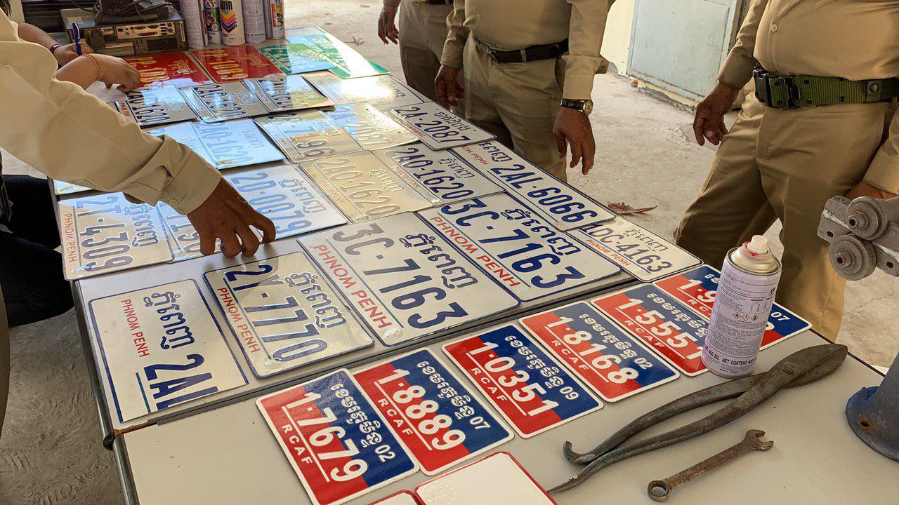 រូបតំណាង សមត្ថកិច្ចឃាត់បានអ្នកធ្វើស្លាកលេខក្លែងក្លាយ