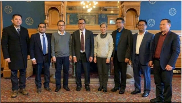 លោក សម រង្ស៊ី (ឈរនៅស្តាំដៃលោកស្រី&nbsp;មូរ សុខហួរ) និងសហការីរបស់លោក&nbsp;