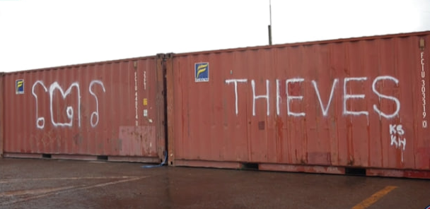 A foreigner who lives in and loves Cambodia got angry and wrote the word ‘Thieves’ in both Khmer and English on containers installed by the Thai army in Cambodian territory.&nbsp;