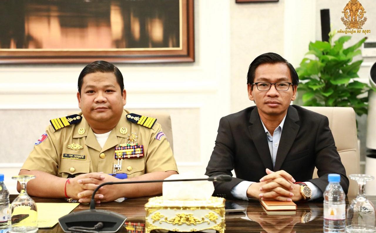 លោក ទូច សុខៈ (អាវខ្មៅ)