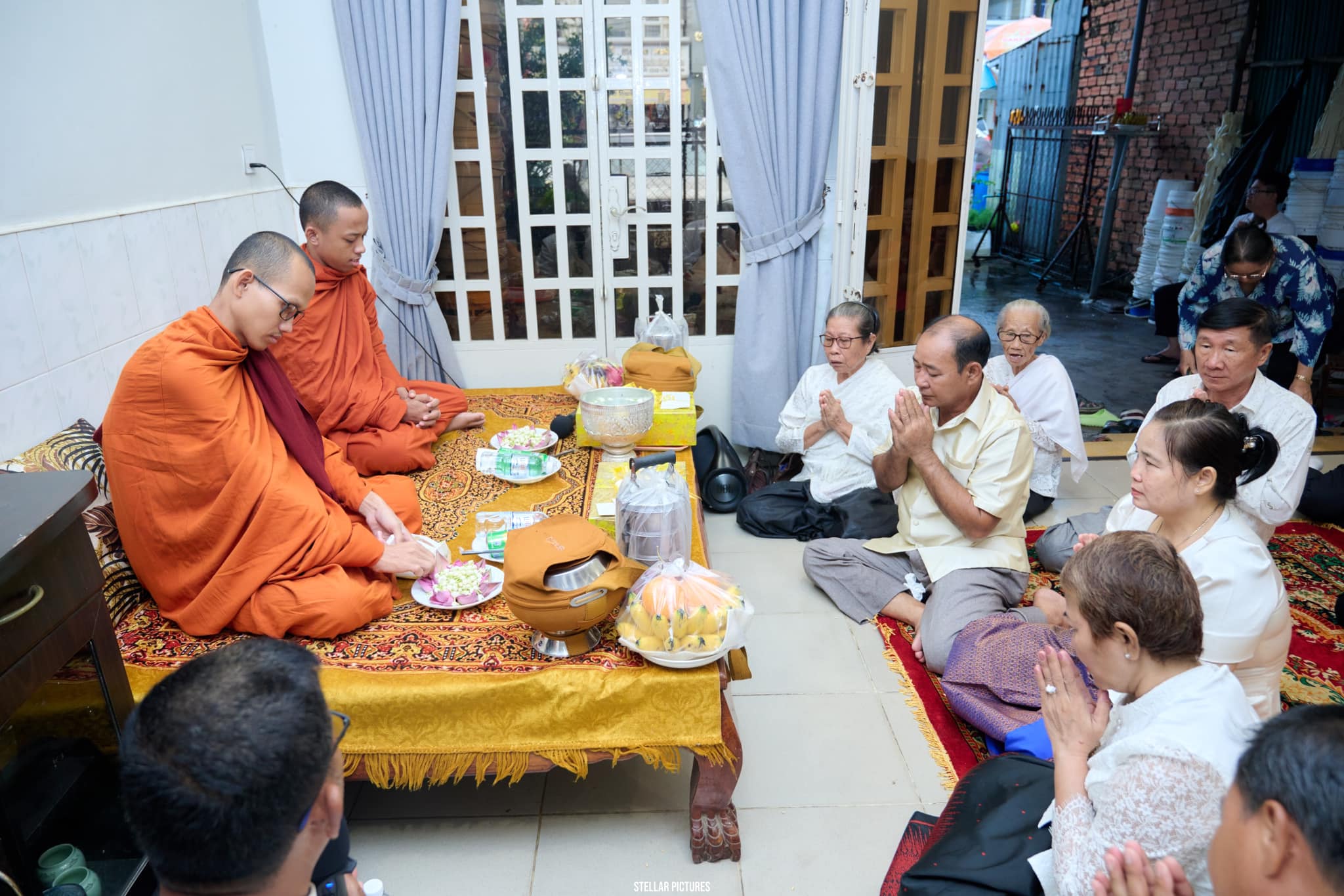 ព្រះសង្ឃ សូត្រមន្តក្នុងថ្ងៃរៀបអាពាហ៍ពិពាហ៍របស់លីសុង និងកញ្ចាន។&nbsp;