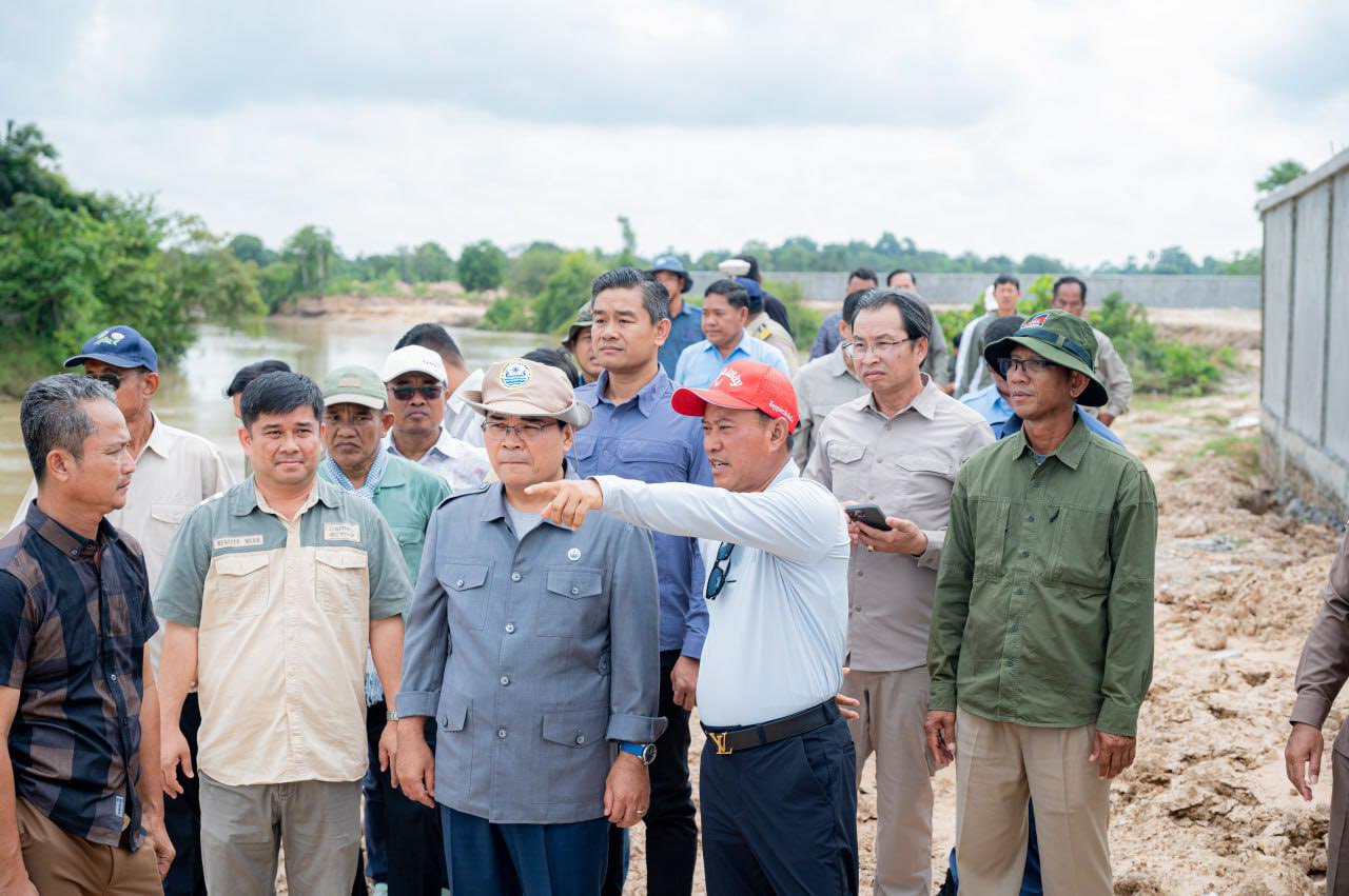 លោក ថោ ជេថា រដ្ឋមន្រ្តីធនធានទឹក និង លោក វ៉ី សំណាង អភិបាលខេត្តតាកែវ និងមន្រ្តីជំនាញពាក់ព័ន្ធចុះពិនិត្យស្ថានភាពជាក់ស្ដែងទីតាំងមួយកន្លែង ដែលបានសាងសង់របងថ្មរំលោភយកដីចំណីស្ទឹងស្លាគូរ។