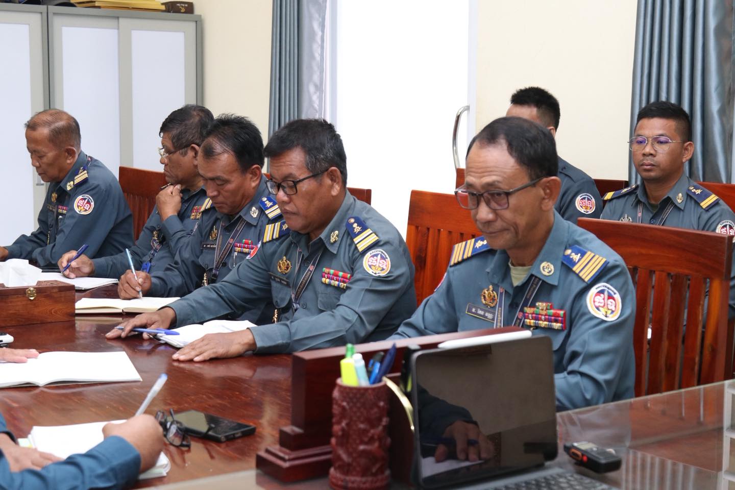 ភាគីពាក់ព័ន្ធដែលចូលរួមកិច្ចប្រជុំត្រួតពិនិត្យការអនុវត្តតួនាទីភារកិច្ចប្រចាំសប្តាហ៍ទី៣ នាថ្ងៃទី២៤កុម្ភៈ ឆ្នាំ២០២៦។ រូបភាព៖ កងរាជអាវុធហត្ថខេត្តតាកែវ