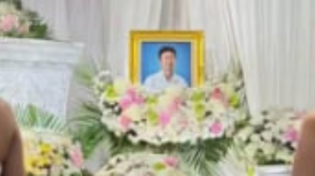 រូបបុរសឈ្មោះ វីនិច ត្រូវបានដាក់តាំងក្នុងពិធីបុណ្យសព។&nbsp;