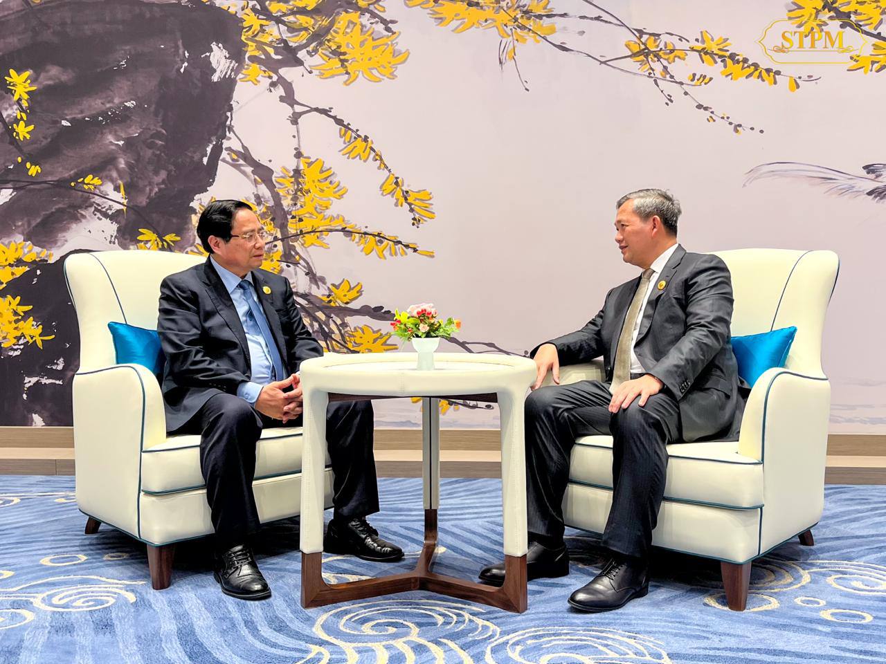 លោក ផាម មិញជិញ(ឆ្វេង) និងសម្តេចធិបតី ហ៊ុន ម៉ាណែត