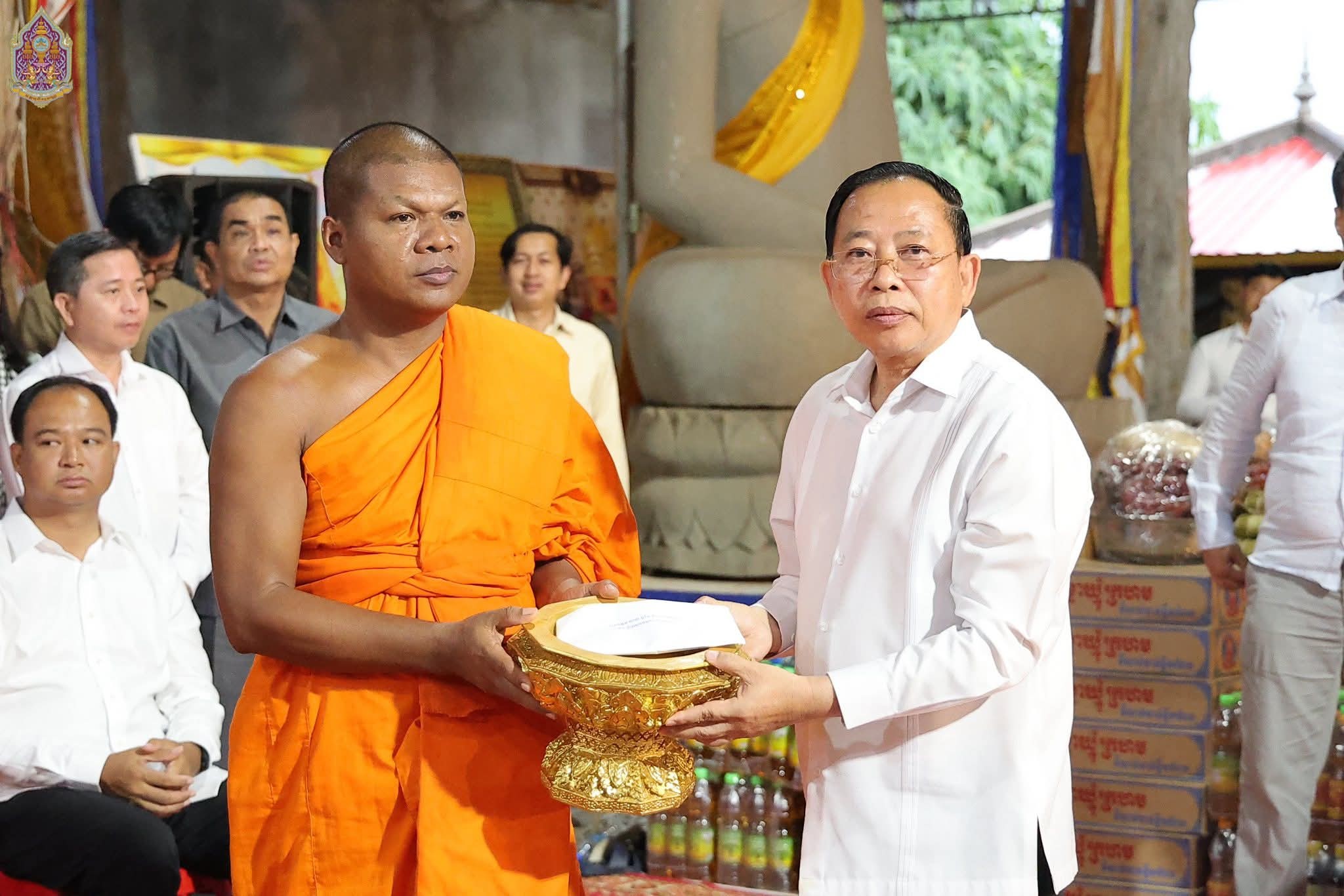 ព្រះតេជគុណ សៀន គុណលាភ&nbsp;ព្រះគ្រូចៅអធិការវត្តពោធិ៍៥០០០ដើម និង​ លោក ឆាយ បូរិន រដ្ឋមន្ត្រីក្រសួងធម្មការ និងសាសនា។