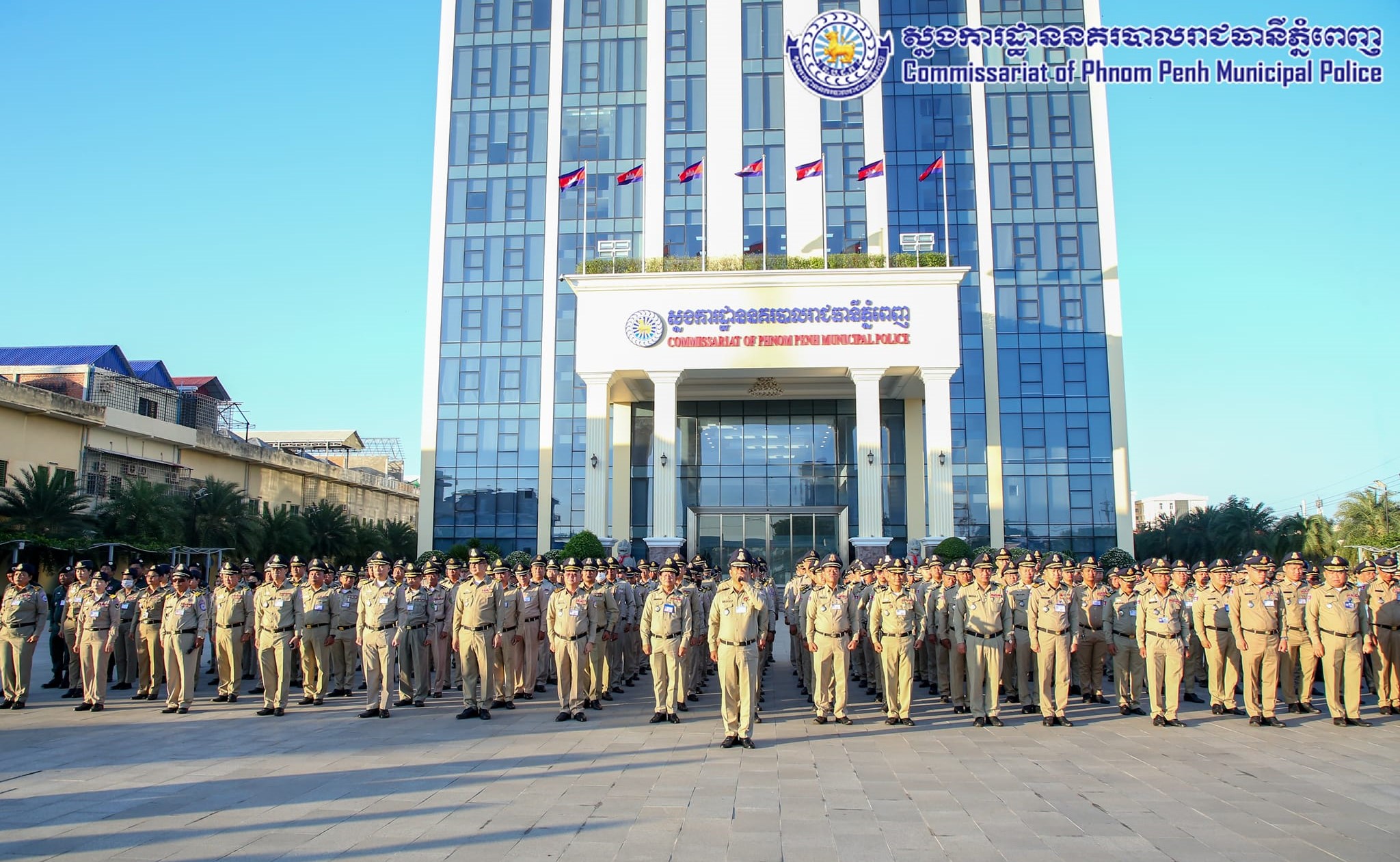 ប៉ូលិសភ្នំពេញគោរពទង់ជាតិពេលព្រឹក។&nbsp;
