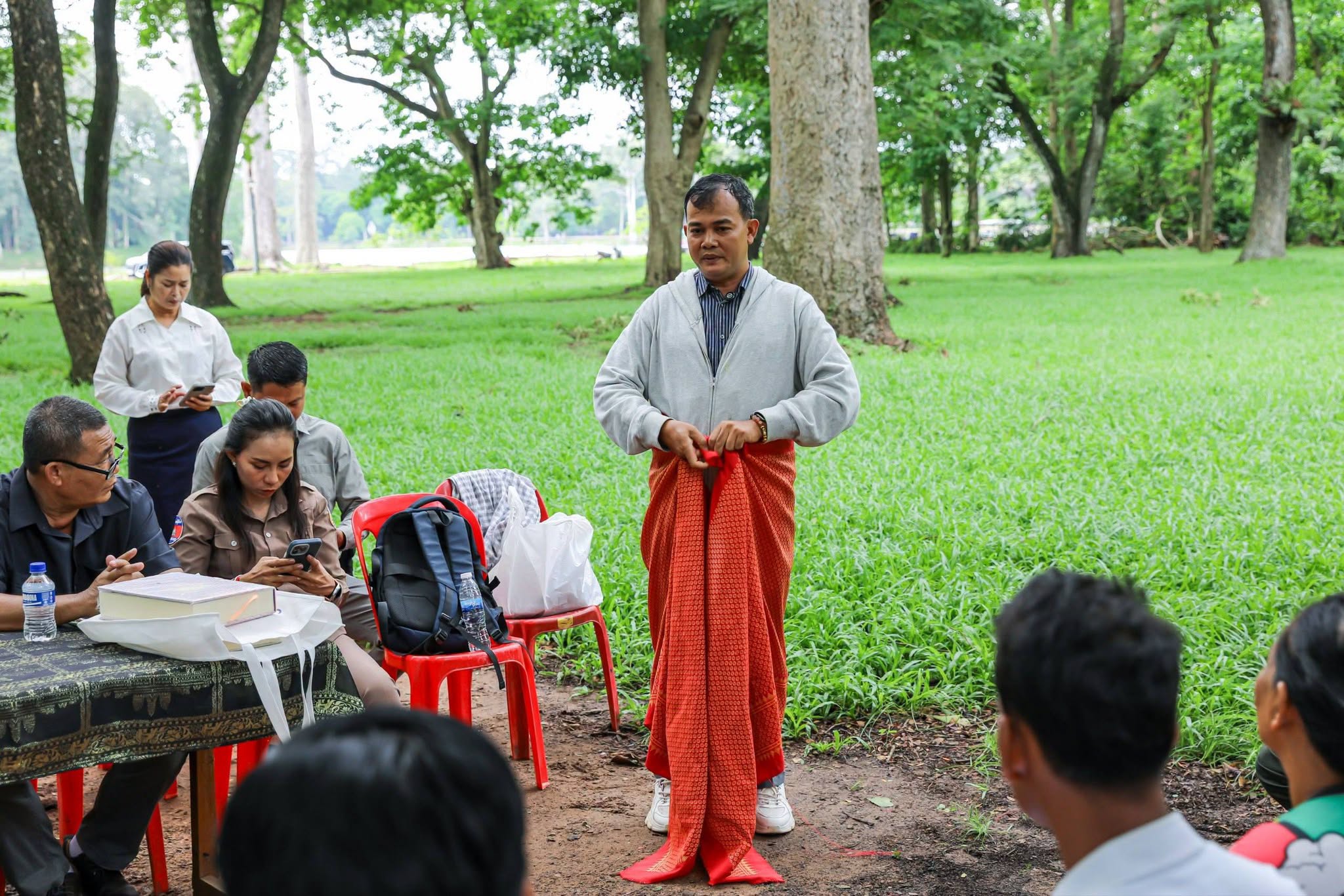 លោក ចាន់ សោភ័ន មន្ត្រីការិយាល័យសូនរូប នៃមន្ទីរវប្បធម៌ និងវិចិត្រសិល្បៈខេត្តសៀមរាប ជាអ្នកជំនាញលើសិល្បៈបុរាណខ្មែរ។&nbsp;