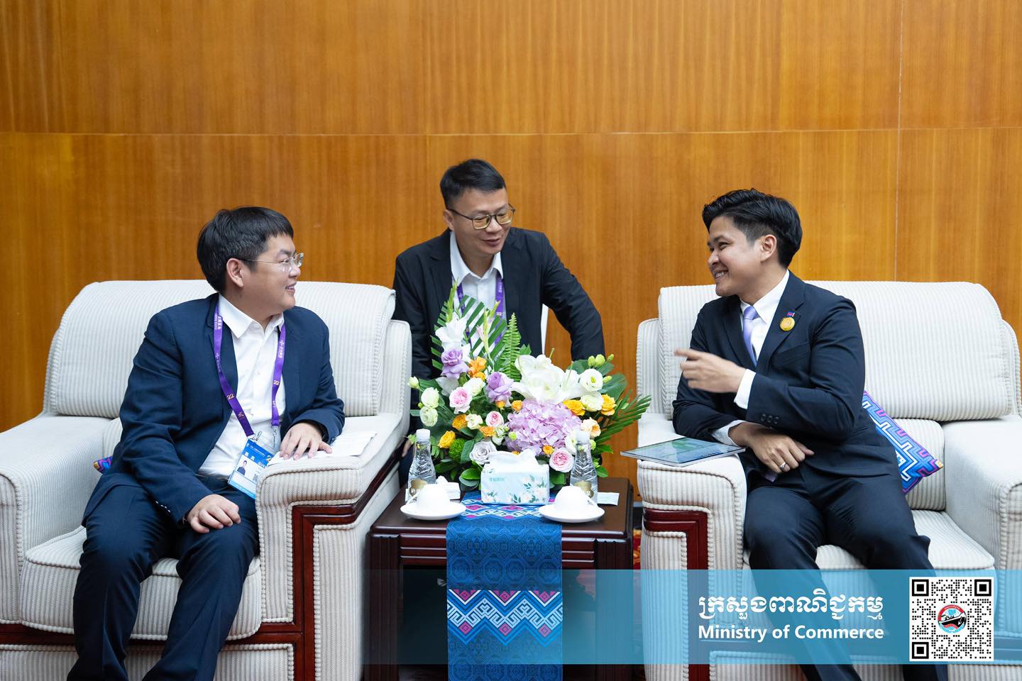 លោក សំហេង បូរ៉ា រដ្ឋលេខាធិការក្រសួងពាណិជ្ជកម្ម (ស្តាំដៃ)