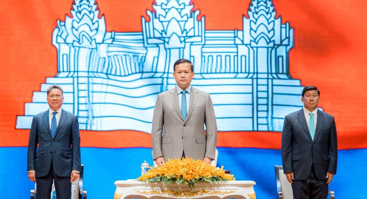 លោកឧបនាយករដ្ឋមន្រ្តី ស៊ុន ចាន់ថុល សម្តេច ហ៊ុន ម៉ាណែត និងលោកឧបនាយករដ្ឋមន្រ្តី សាយ សំអាល់ ស្ថិតលើលើវេទិកាគណៈអធិបតី ហើយក្រោកឈរគោរពទង់ជាតិ។